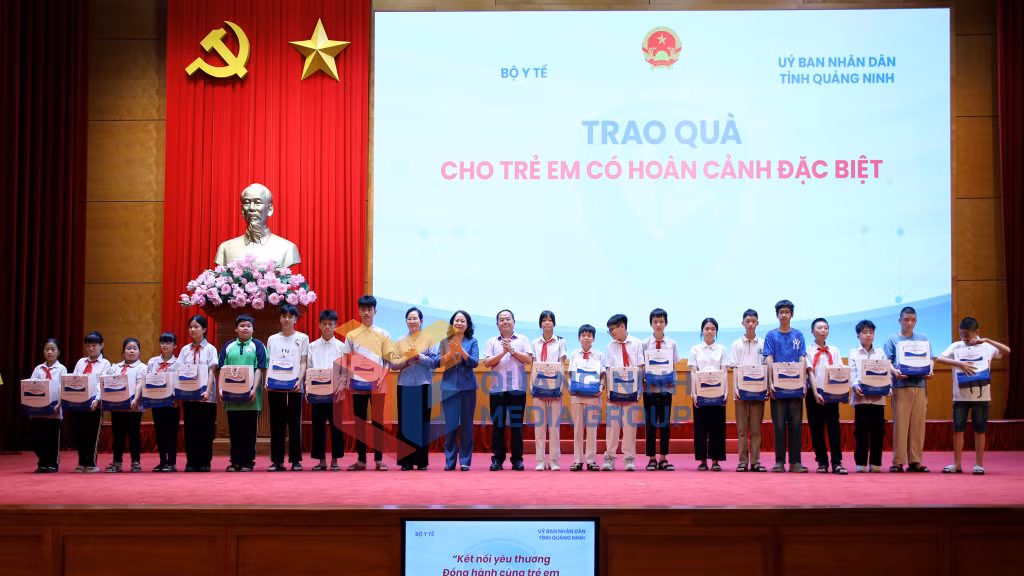 Phó Chủ tịch nước Võ Thị Ánh Xuân và Bí thư Tỉnh ủy Quản Minh Cường tặng quà cho học sinh có hoàn cảnh đặc biệt (5-2026). Ảnh: Thu Chung