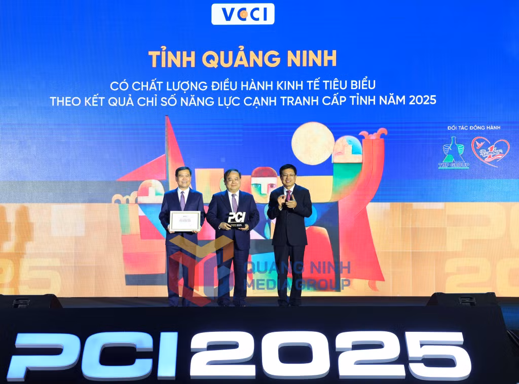 Đồng chí Quản Minh Cường, Ủy viên Trung ương Đảng, Bí thư Tỉnh ủy, Trưởng Đoàn ĐBQH tỉnh và đồng chí Bùi Văn Khắng, Phó Bí thư Tỉnh ủy, Chủ tịch UBND tỉnh, nhận cúp PCI các địa phương dẫn đầu nhóm chất lượng điều hành Tốt (5-2026). Ảnh: Minh Đức