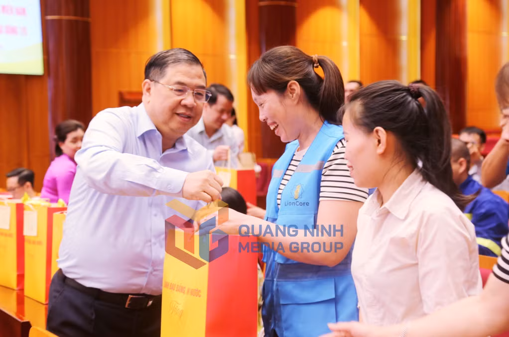 Đồng chí Phạm Gia Túc, Ủy viên Bộ Chính trị, Phó Thủ tướng Thường trực Chính phủ tặng quà người lao động có hoàn cảnh khó khăn(5-2026). Ảnh: Mạnh Trường