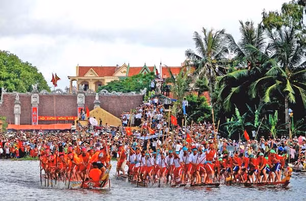 Đua thuyền chải là một trong những nét văn hóa đặc sắc trong Lễ hội xuống đồng của TX Quảng Yên. Khúc sông trước cửa đình Cốc là nơi diễn ra giải đua truyền thống hàng năm.