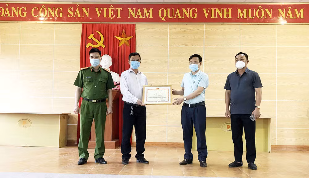 Ông Nguyễn Văn Phong được UBND phường Hà Khẩu (TP Hạ Long) tặng giấy khen vì đã có thành tích phát hiện người Trung Quốc nhập cảnh trái phép.