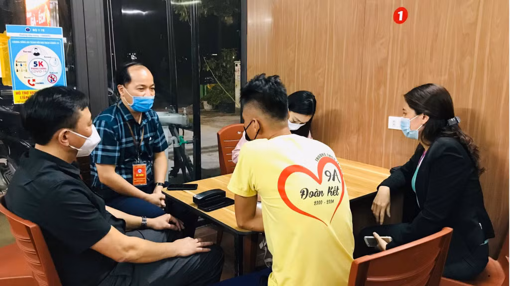 TP Hạ Long kiểm tra đột xuất việc thực hiện các quy định trong phòng, chống dịch tại phường Hoành Bồ, ngày 16/10.