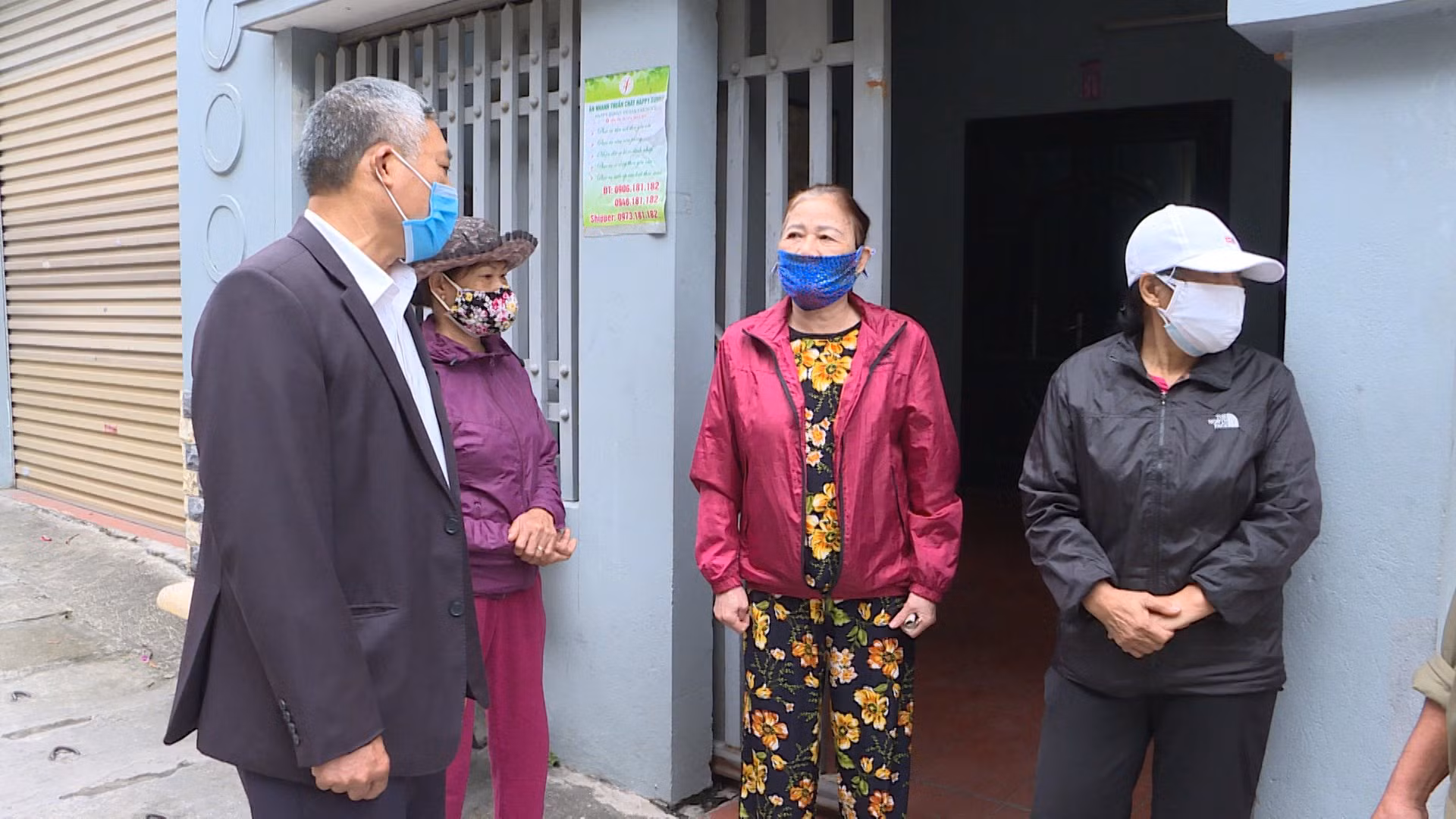 Tổ tự quản phòng chống dịch khu 10, phường Hồng Hải, TP Hạ Long gặp các hộ dân thông báo truyền đạt các quy định phòng chống dịch và trách nhiệm của công dân.