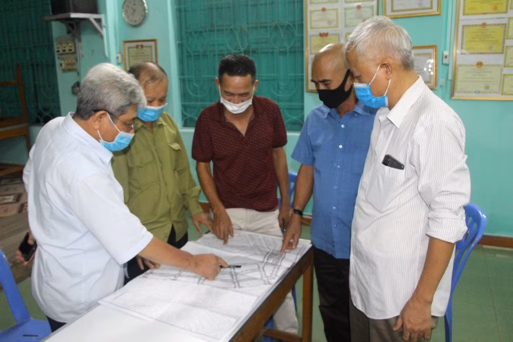Tổ tự quản phòng, chống dịch Covid-19 khu 1 (phường Cao Xanh, TP Hạ Long) lên phương án rà soát, nắm tình hình, di biến động dân cư trên địa bàn.