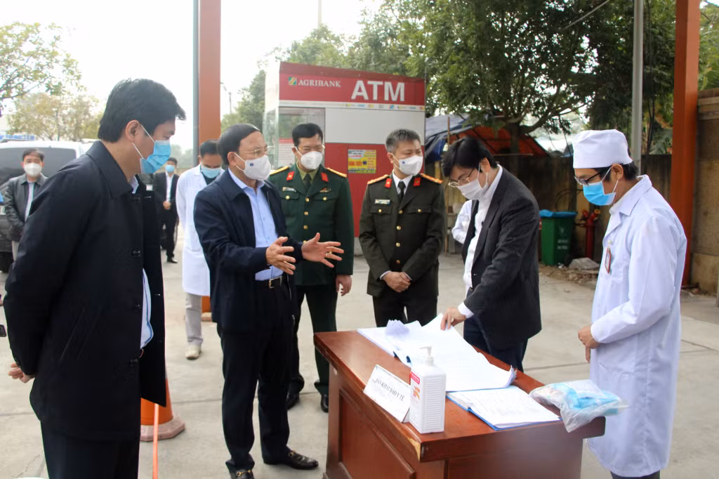 Đồng chí Bí thư Tỉnh ủy, Chủ tịch HĐND tỉnh cùng đoàn công tác kiểm tra tại Trung tâm Y tế thị xã Đông Triều