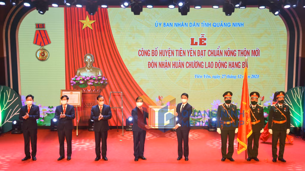 Đảng bộ, chính quyền và nhân dân các dân tộc huyện Tiên Yên được Đảng, Nhà nước tặng thưởng Huân chương Lao động hạng Ba (12-2021). Ảnh: Cao Quỳnh