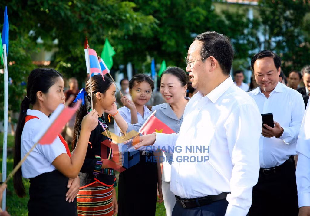 Đồng chí Bí thư Tỉnh ủy trò chuyện với học sinh nhà trường (6-2026). Ảnh: Hoàng Nam