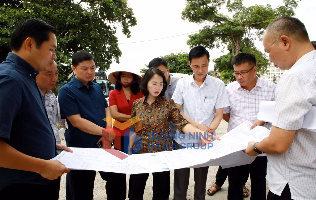Đồng chí Trịnh Thị Minh Thanh, Phó Bí thư Thường trực Tỉnh ủy, Chủ tịch HĐND tỉnh, Tổ trưởng Tổ số 1 kiểm tra dự án Khách sạn Hạ Long 3 của Công ty CP Minh Đức (6-2026). Ảnh: Mạnh Trường