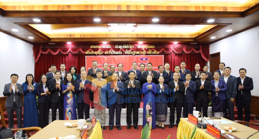 Đoàn công tác của tỉnh Quảng Ninh chụp ảnh lưu niệm với lãnh đạo tỉnh Luông Pha Băng (6-2026). Ảnh Hoàng Nam