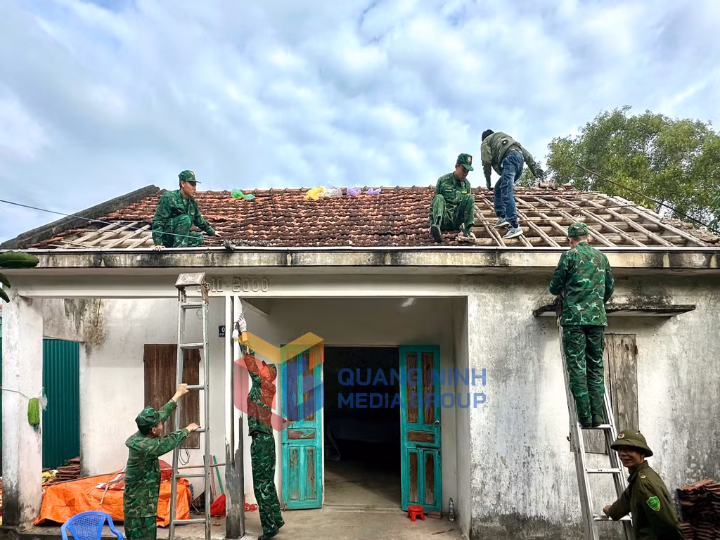 CBCS Đồn Biên phòng Trà Cổ giúp đỡ người dân có hoàn cảnh khó khăn, tại khu Đông Thịnh, phường Móng Cái 1 lợp lại mái nhà (6-2026). Ảnh: Phạm Học