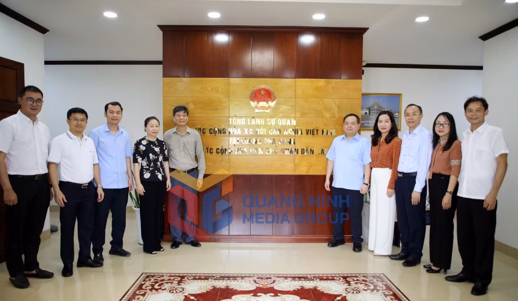 Đồng chí Bí thư Tỉnh ủy cùng đoàn công tác của tỉnh chụp ảnh lưu niệm với Tổng Lãnh sự quán Việt Nam tại Luông Pha Băng (6-2025). Ảnh: Hoàng Nam