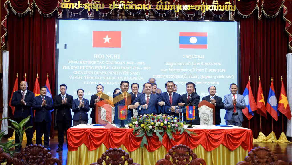 Các đồng chí Bí thư Tỉnh ủy và các đại biểu 4 tỉnh chúc mừng Lễ ký kết thành công (6-2026). Ảnh: Hoàng Nam