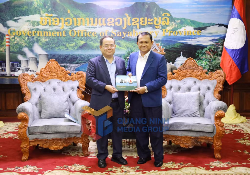 Đồng chí Bí thư Tỉnh ủy Quản Minh Cường tặng quà lưu niệm cho đồng chí Phênh-nị-lăn Khăm-phăn-phênh, Bí thư Tỉnh ủy Xay Nhạ Bu Ly (6-2026). Ảnh: Hoàng Nam