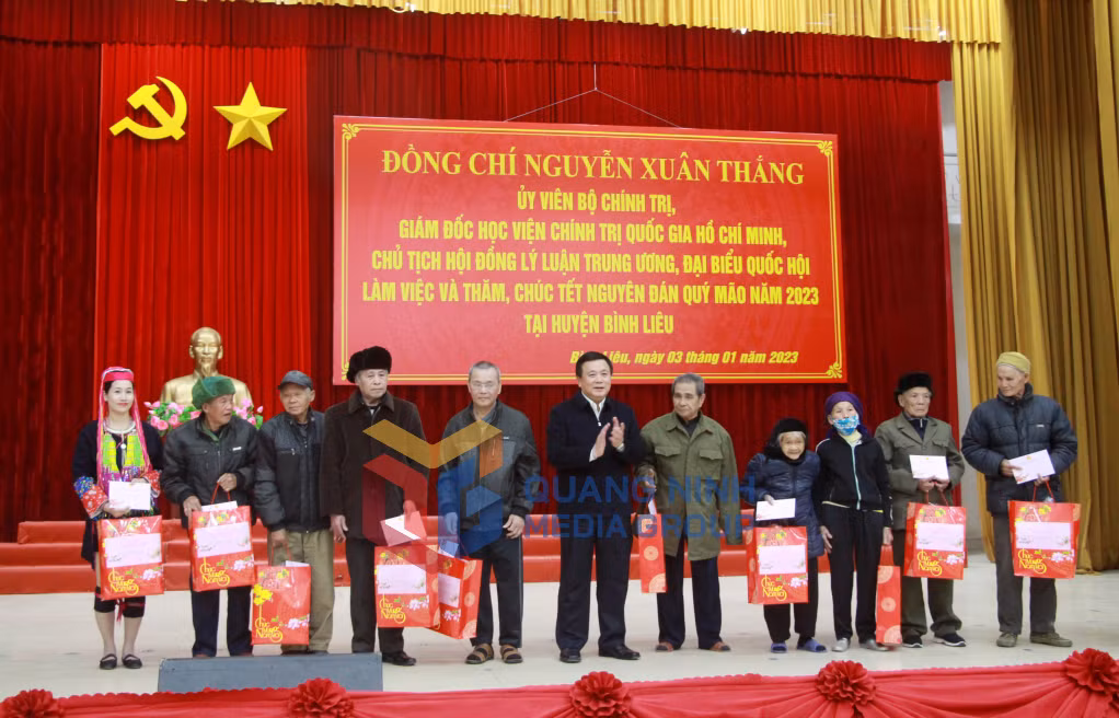 Đồng chí Nguyễn Xuân Thắng, Ủy viên Bộ Chính trị, Giám đốc Học viện Chính trị Quốc gia Hồ Chí Minh, Chủ tịch Hội đồng lý luận Trung ương, ĐBQH tỉnh trao quà Tết cho các gia đình chính sách, các hộ nghèo, hộ cận nghèo, công nhân lao động có hoàn cảnh khó khăn trên địa bàn huyện (1-2023). Ảnh: Thu Chung