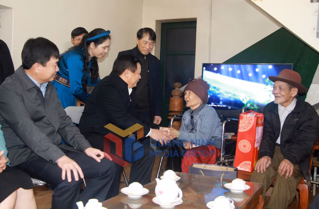 Đồng chí Nguyễn Xuân Thắng đến thăm và chúc Tết Mẹ Việt Nam Anh hùng Hoàng Thị Sinh ở Thôn Tùng Cầu, xã Vô Ngại (1-2023). Ảnh: Thu Chung