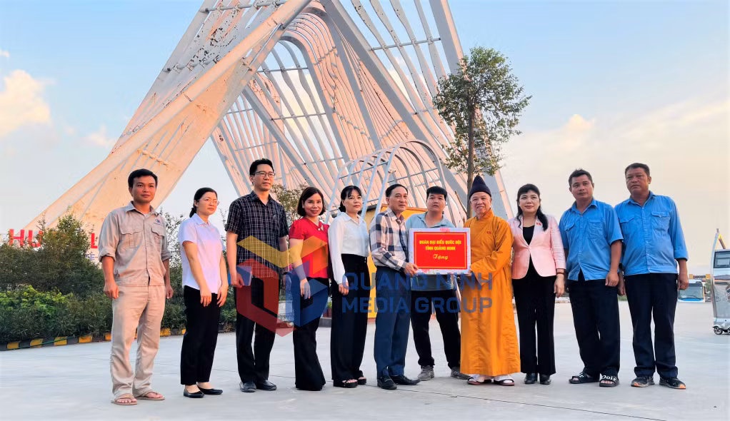Đoàn công tác của Đoàn ĐBQH tỉnh thăm tặng quà động viên tập thể lãnh đạo, người lao động Công ty Cổ phần Tập đoàn Hoàng Hà bị thiệt hại nặng nề do bão và mưa lụt từ hoàn lưu bão số 3 gây ra.