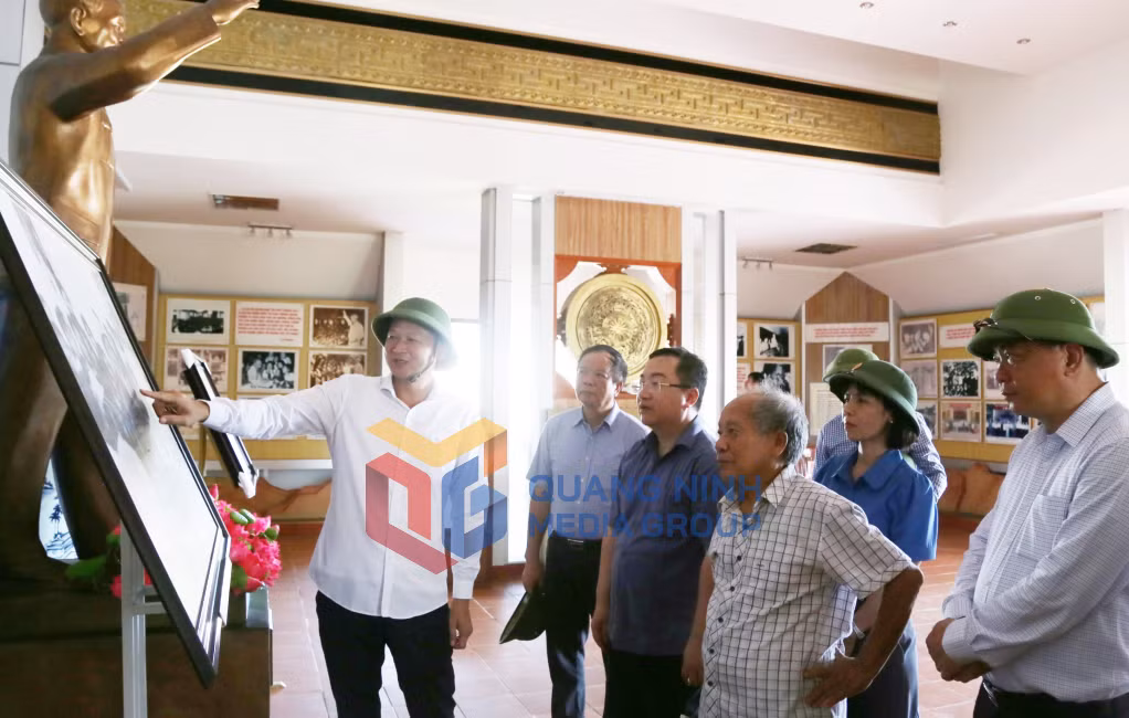 Đoàn giám sát, kiểm tra thực tế công tác lưu giữ, trưng bày hình ảnh lịch sử tại Khu di tích lưu niệm Bác Hồ trên đảo Ngọc Vừng (09-2024). Ảnh: Nguyễn Thanh