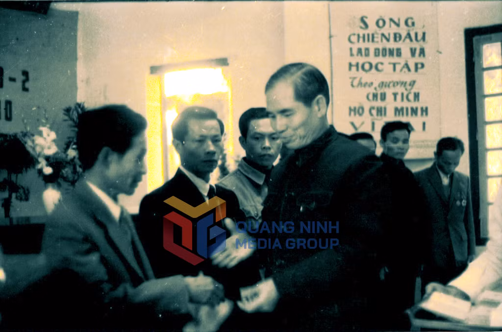Đc Nguyễn Đức Tâm nguyên bí thư tỉnh ủy Quảng Ninh phát thẻ đảng viên tại đảng bộ Hòn Gai. Ảnh: Tư Liệu