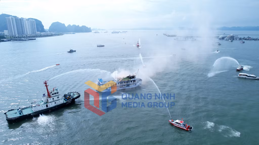 2023-09_Tập luyện phương án chữa cháy, tìm kiếm cứu nạn tàu du lịch sau va chạm. Ảnh: Hằng Ngần