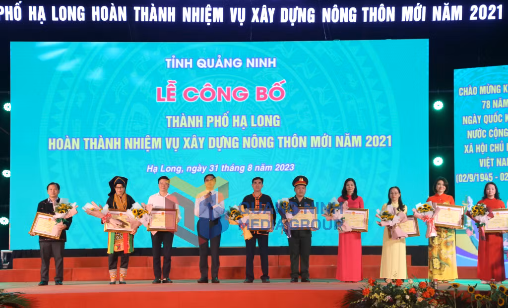 Đồng chí Vũ Văn Diện, Phó Chủ tịch UBND tỉnh trao Bằng khen của UBND tỉnh cho các tập thể có thành tích xuất sắc trong chương trình xây dựng NTM (8-2023). Ảnh: Hoàng Nga