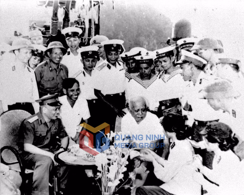 Tháng 7/1974 trong dịp về thăm Quảng Ninh chủ tịch nước Tôn Đức Thắng đã tới thăm đoàn Hải quân 172. Ảnh: Tư Liệu