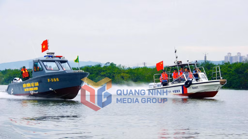 Đồn BP Hải Hòa phối hợp với Chi đội quản lý biên giới Phòng Thành Cảng (tỉnh Quảng Tây, Trung Quốc) tuần tra song phương (9-2024). Ảnh: Hữu Việt