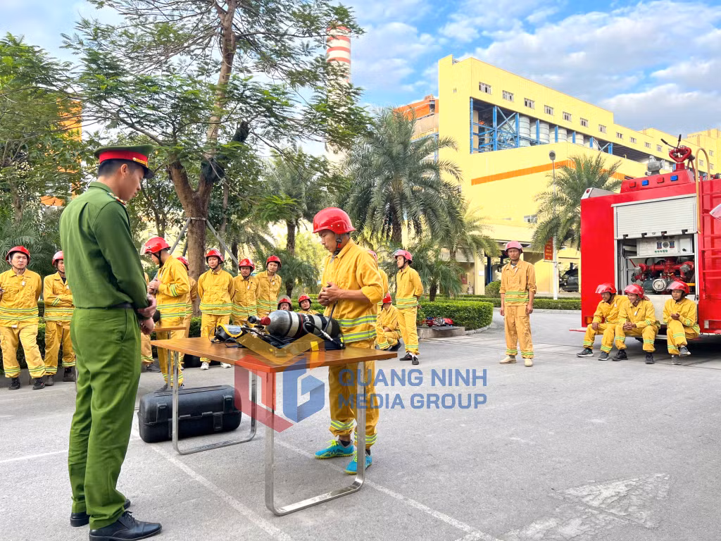 Công an tỉnh tổ chức kiểm tra nghiệp vụ đối với lực lượng chữa cháy chuyên ngành tại Công ty CP Nhiệt điện Thăng Long (9-2024). Ảnh: Hằng Ngần