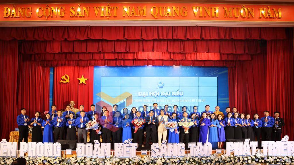 Các đồng chí lãnh đạo Trung ương Đoàn, lãnh đạo tỉnh tặng hoa chúc mừng 44 đồng chí trong Ủy ban Tỉnh Hội khóa 7, nhiệm kỳ 2024-2029 (10-2024). Ảnh: Minh Đức