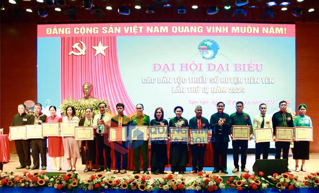 Lãnh đạo huyện Tiên Yên khen thưởng cho các tập thể có thành tích xuất sắc trong thực hiện chính sách công tác DTTS trên địa bàn huyện giai đoạn 2019 - 2024. Ảnh: Trần Hoàn (CTV)