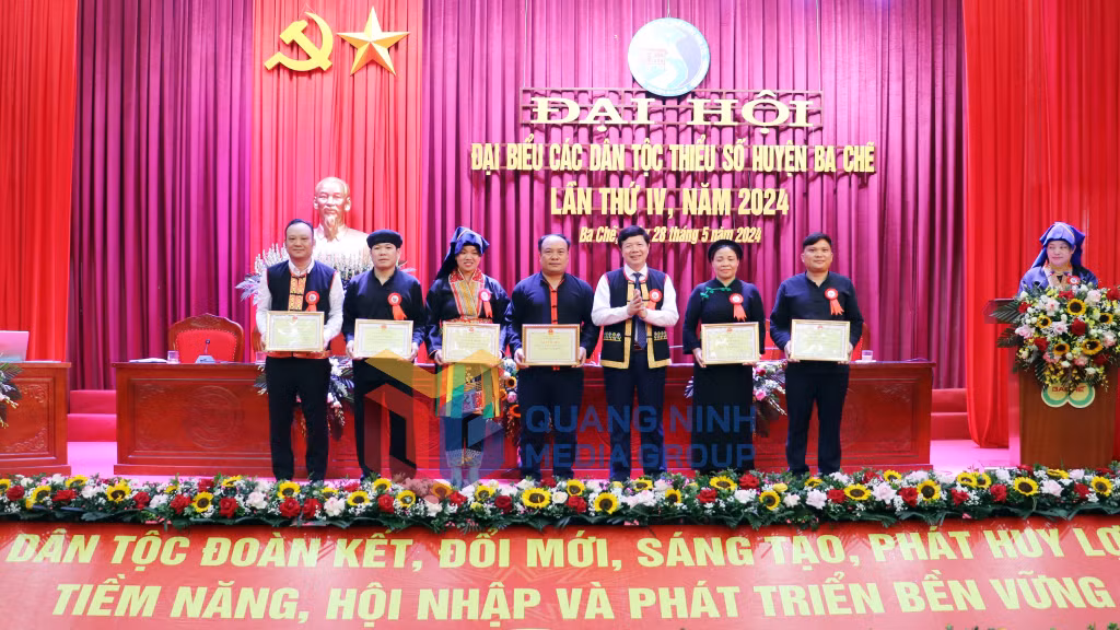 Nhiều tập thể, cá nhân có thành tích xuất sắc trong phát triển kinh tế - xã hội, bảo đảm quốc phòng an ninh vùng DTTS trên địa bàn huyện giai đoạn 2019 – 2024 được biểu dương khen thưởng (10-2024). Ảnh: Trúc Linh