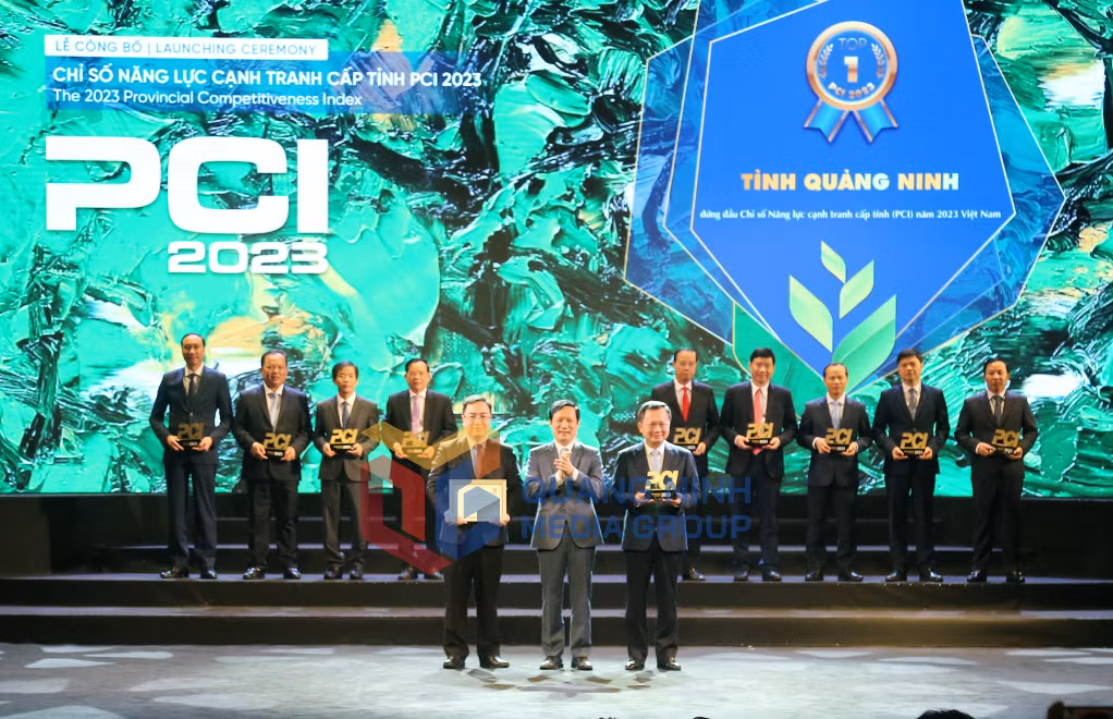 Quảng Ninh nhận Cúp và Chứng nhận PCI năm 2023 với vị trí số 1 (5-2024). Ảnh: Thành Công