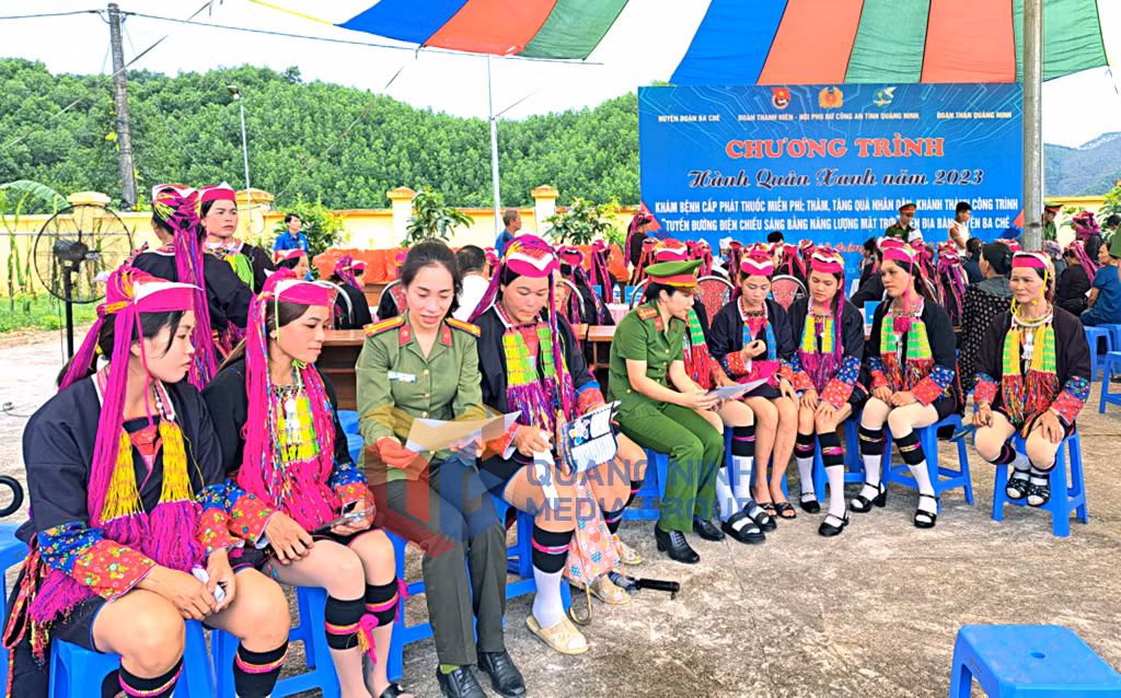 2024-08_Ban Thanh niên - Ban Phụ nữ Công an tỉnh tổ chức tuyên truyền pháp luật cho đồng bào dân tộc Dao huyện Ba Chẽ. Ảnh: Nguyễn Thanh