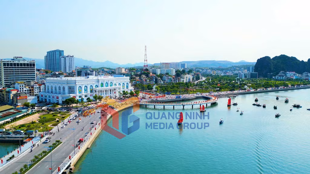 Phường Hồng Gai sầm uất với nhiều hoạt động du lịch, dịch vụ. Ảnh: Hồng Hạnh (CTV)