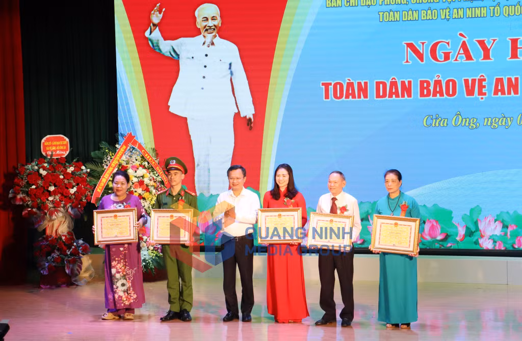 Đồng chí Cao Tường Huy, Quyền Chủ tịch UBND tỉnh trao Bằng khen của UBND tỉnh cho các tập thể, cá nhân trên địa bàn phường Cửa Ông có thành tích xuất sắc (8-2023). Ảnh: Thu Chung
