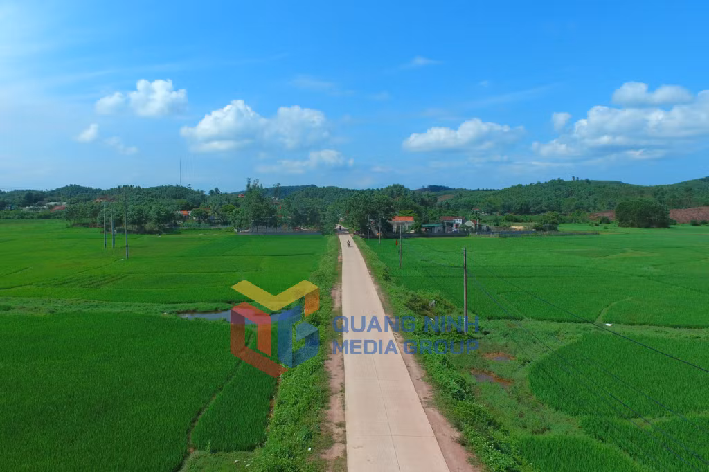 2023-08_Con đường bê tông hóa vào xã Xuyên Hưng, huyện Vân Đồn. Ảnh: Khánh Giang