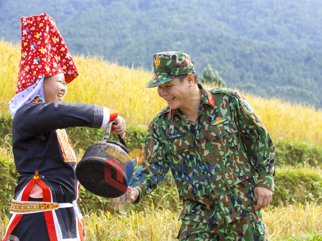 Một buổi đi gặt lúa giúp dân của cán bộ, chiến sĩ Ban CHQS huyện tại xã Đồng Văn. Ảnh: Dương Phượng Đại