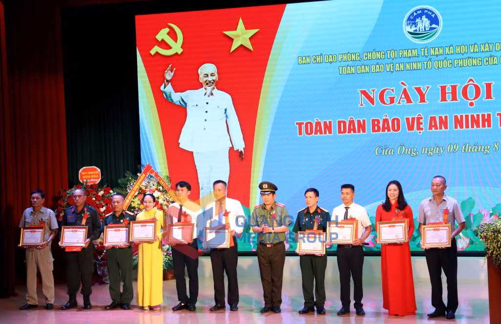 Công an tỉnh tặng Giấy khen cho các cá nhân có thành tích xuất sắc (8-2023). Ảnh: Thu Chung