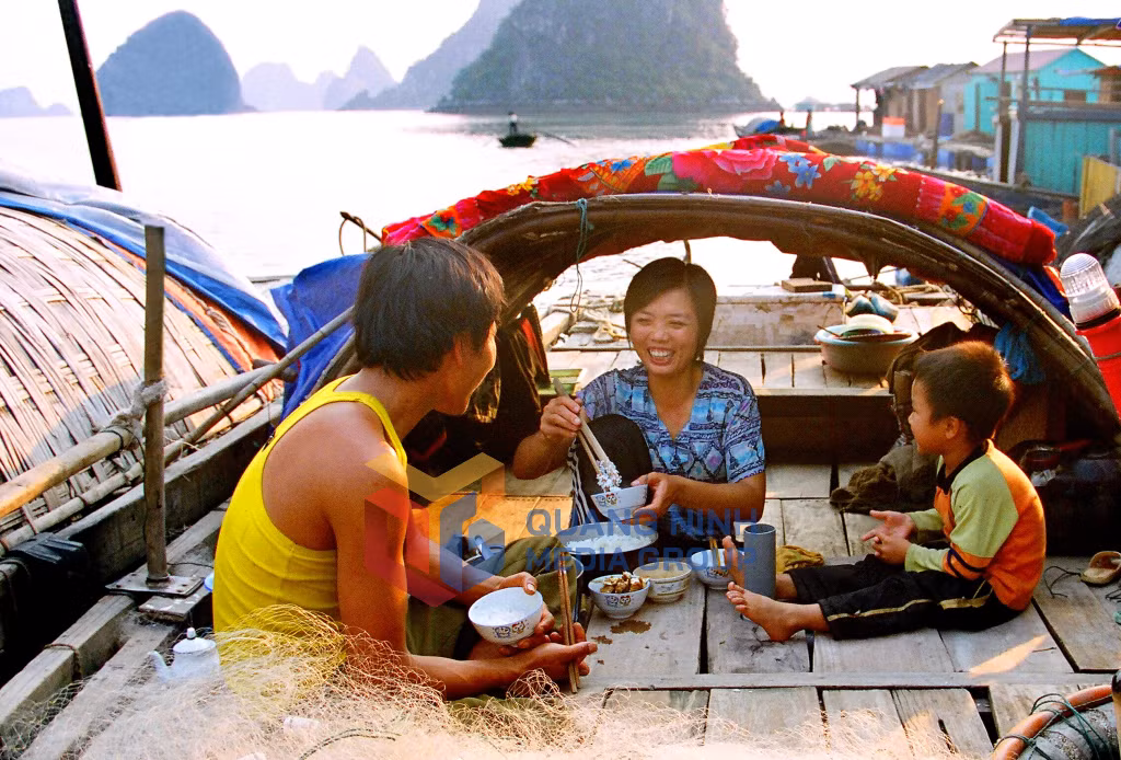Một gia đình làng chài sống trên Vịnh. Ảnh: Dương Phượng Đại