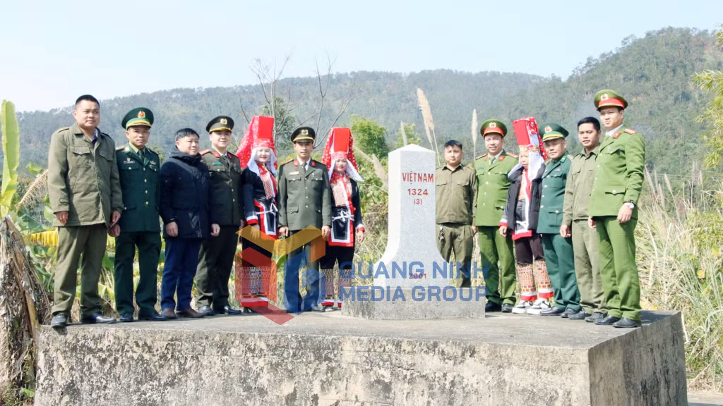 Lực lượng an ninh cơ sở, Công an xã Hoành Mô, Đồn Biên phòng Cửa khẩu Hoành Mô tham gia tuần tra bảo vệ cột mốc biên giới trên địa bàn xã Hoành Mô (11-2025). Ảnh: Dương Trường
