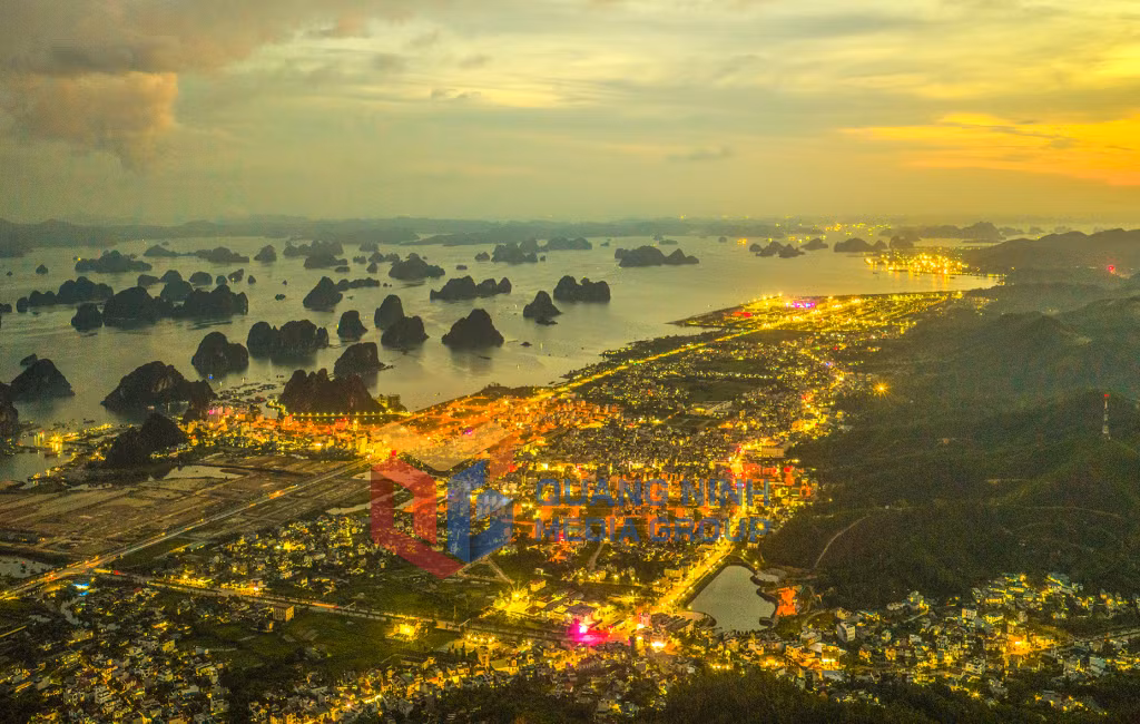 Trung tâm đặc khu Vân Đồn bừng sáng giữa không gian tĩnh lặng của đêm đông (11-2025). Ảnh: Đỗ Giang