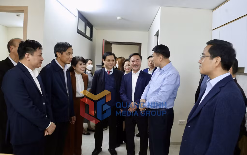 Đồng chí Vũ Hồng Thanh, Phó Chủ tịch Quốc hội khảo sát tại Khu công nghiệp Đông Mai, TX Quảng Yên (3-2025). Ảnh: Thu Chung