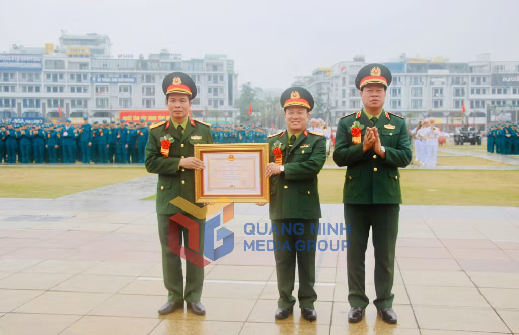 Lễ ra quân huấn luyện năm 2025 - Thừa ủy quyền của Chủ tịch nước, Thiếu tướng Lê Văn Long, Phó Tư lệnh Quân khu 3 đã trao tặng Huân chương Bảo vệ Tổ quốc Hạng Ba cho Bộ Chỉ huy Quân sự tỉnh (3-2025). Ảnh: Mạnh Trường