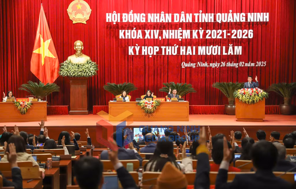 Các đại biểu HĐND tỉnh biểu quyết thông qua nghị quyết tại Kỳ họp thứ 25 HĐND tỉnh (2-2025). Ảnh: Đỗ Phương