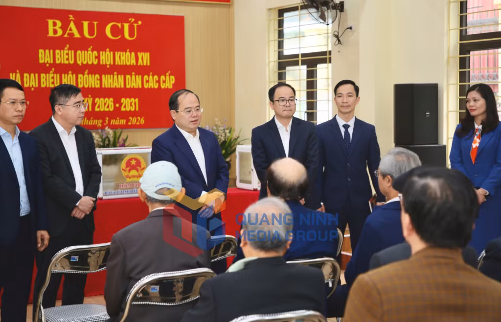 Đồng chí Bí thư Tỉnh ủy trò chuyện với cử tri, nhân dân tại khu phố Hồng Gai 1 (3-2026). Ảnh: Minh Hà