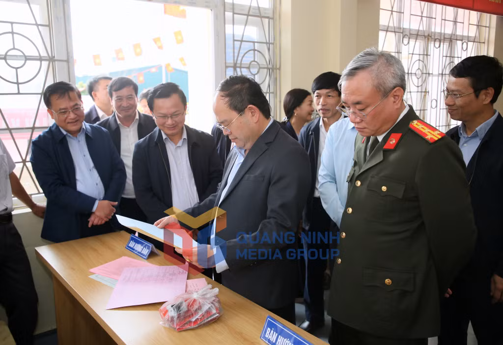 Đồng chí Bí thư Tỉnh ủy, Trưởng Đoàn ĐBQH tỉnh, Trưởng Ban Chỉ đạo, Chủ tịch Ủy ban bầu cử tỉnh kiểm tra điều kiện, cơ sở vật chất phục vụ bầu cử khu vực bỏ phiếu số 16 tại nhà văn hoá khu 5, đặc khu Vân Đồn (3-2026). Ảnh: Minh Hà