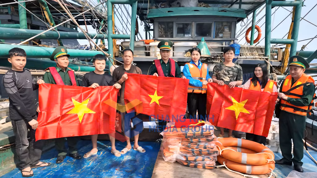 Đồn Biên phòng Cô Tô tặng cờ Tổ quốc và phao cứu sinh cho ngư dân trên địa bàn (3-2026). Ảnh: Thu Uyên