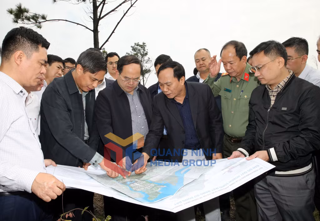 Đồng chí Quản Minh Cường, Ủy viên Trung ương Đảng, Bí thư Tỉnh ủy, Trưởng Đoàn ĐBQH tỉnh, cùng đoàn công tác của tỉnh khảo sát khu vực dự kiến xây dựng Trung tâm hành chính mới của tỉnh (3-2026). Ảnh: Minh Hà