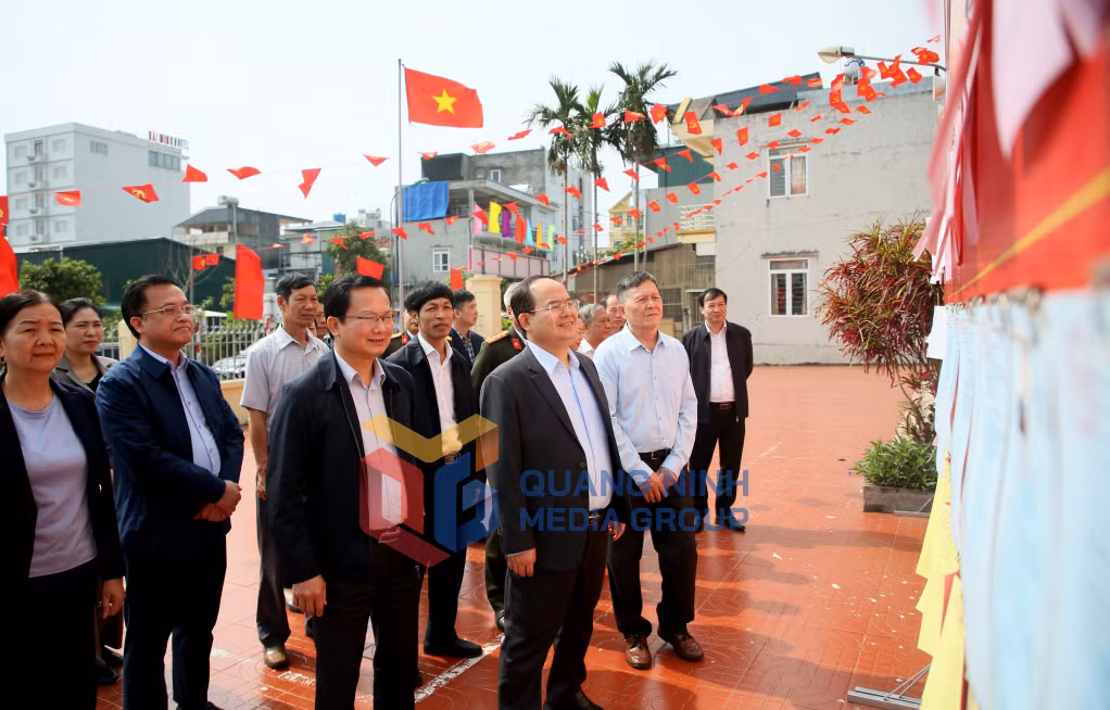 Đồng chí Bí thư Tỉnh ủy, Trưởng Đoàn ĐBQH tỉnh, Trưởng Ban Chỉ đạo, Chủ tịch Ủy ban bầu cử tỉnh kiểm tra khu vực bỏ phiếu số 16 tại Nhà văn hoá khu 5, đặc khu Vân Đồn (3-2026). Ảnh: Minh Hà