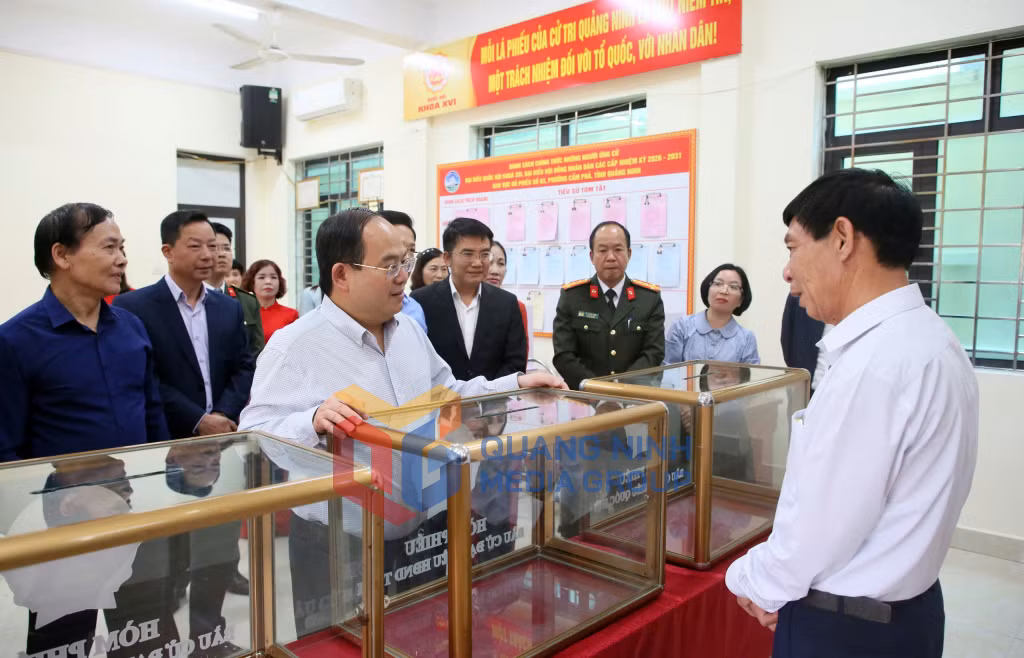 Đồng chí Bí thư Tỉnh ủy kiểm tra công tác chuẩn bị các điều kiện, cơ sở vật chất cho ngày bầu cử tại một số khu vực bỏ phiếu trên địa bàn phường Cẩm Phả (3-2026). Ảnh: Minh Hà