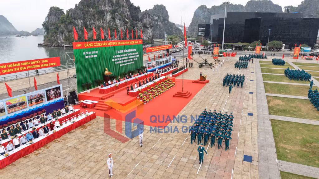 2026-03_Lễ ra quân huấn luyện năm 2026 - Lực lượng dân quân tự vệ của các đơn vị, địa phương diễu hành qua lễ đài. Ảnh: Minh Hà